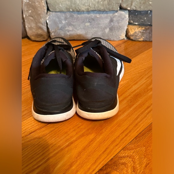 Nike Womens Size 7.5 Free 4.0 Running Shoes Black White - Picture 3 of 7